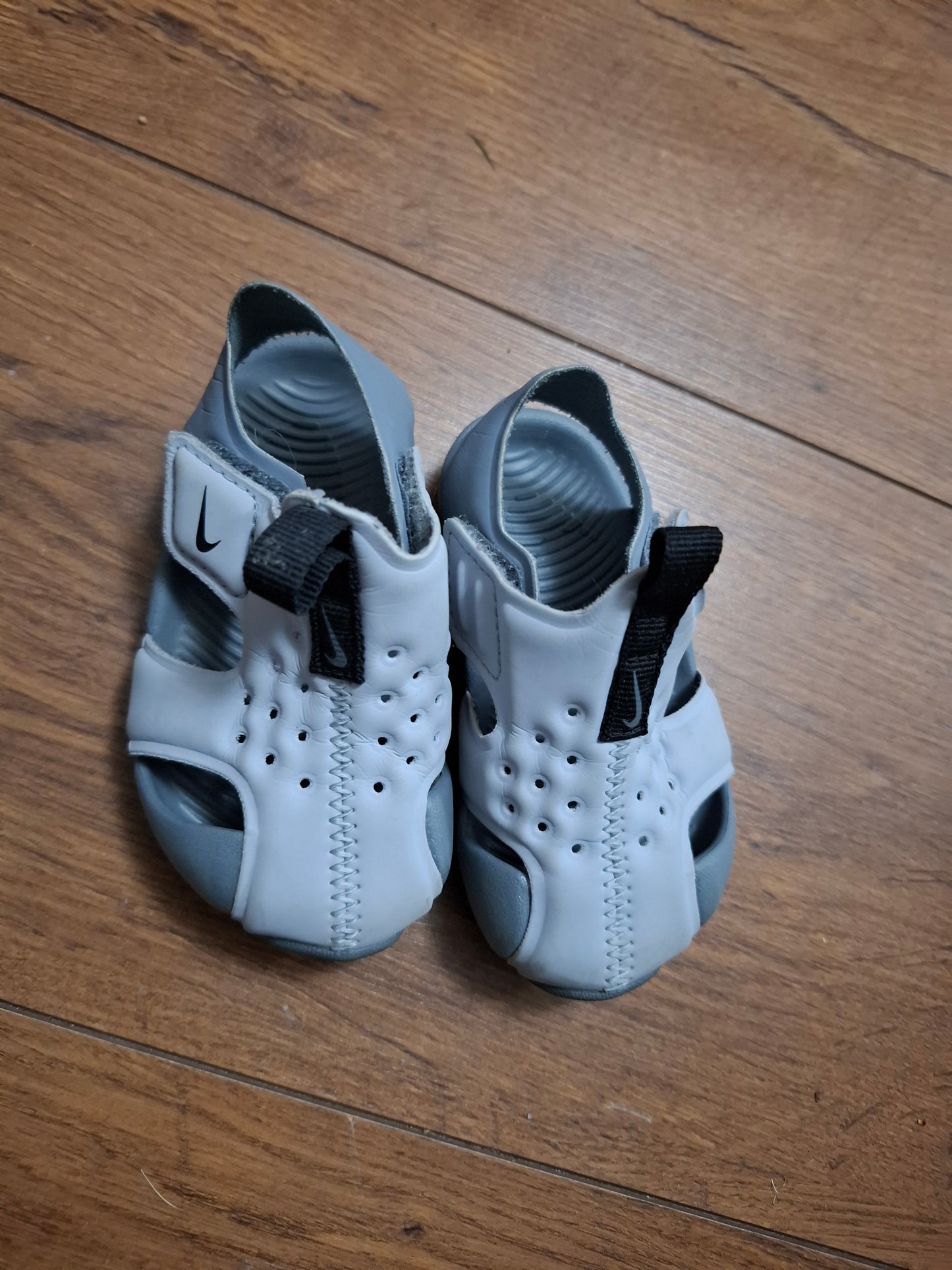Size 3.5: Nike Sunray protect Kids Water Resistant Sandals