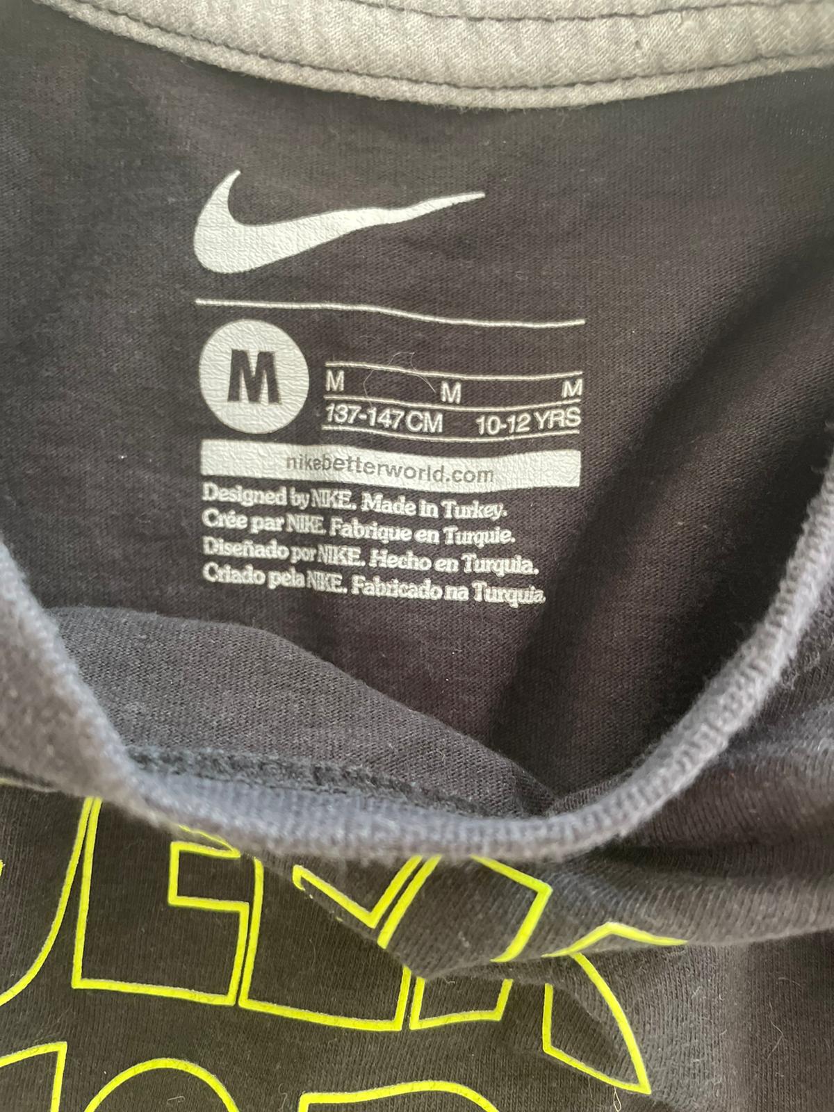 M: Nike "Geek for Sneaks" T-shirt (10-12y)
