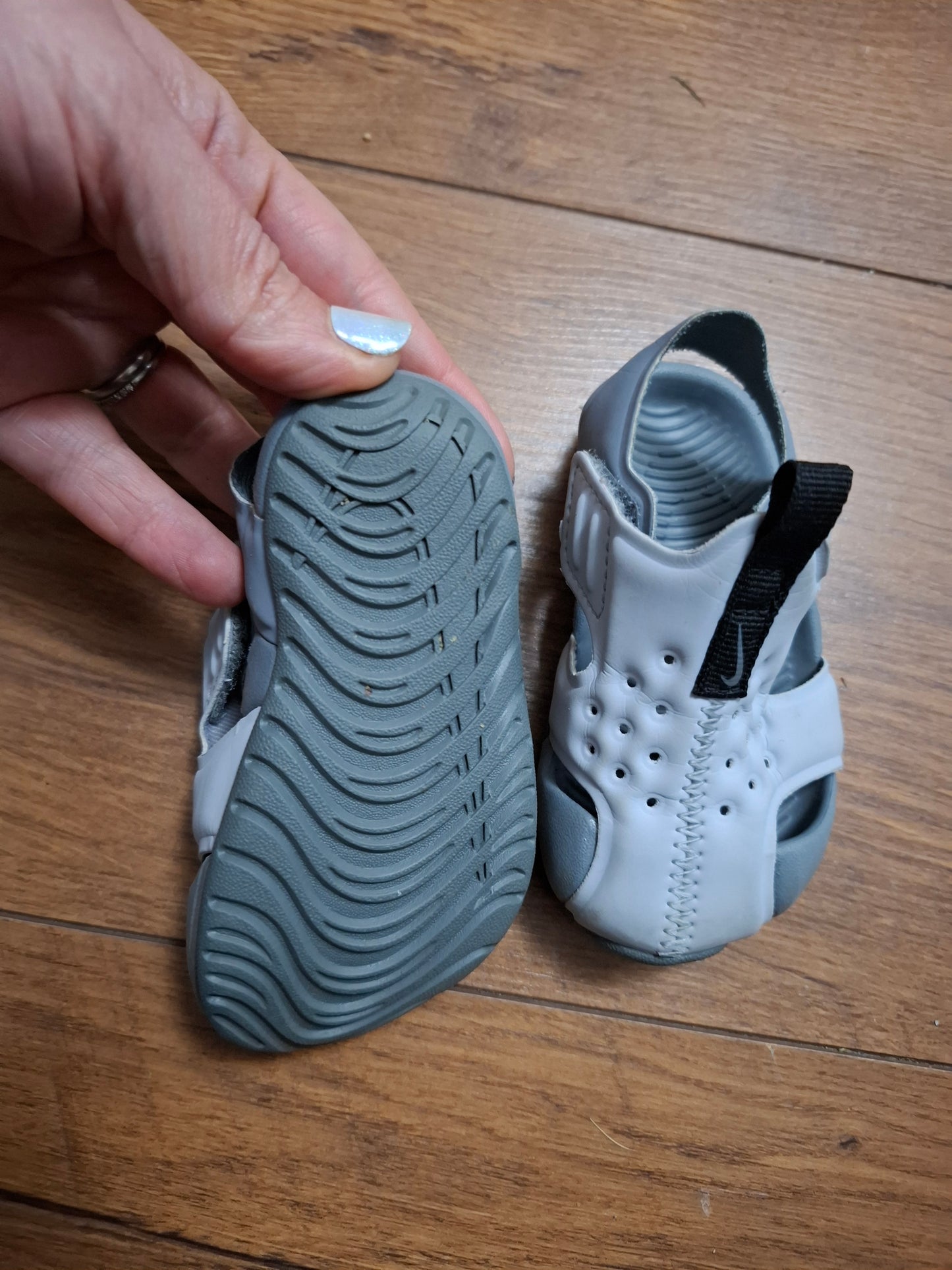 Size 3.5: Nike Sunray protect Kids Water Resistant Sandals