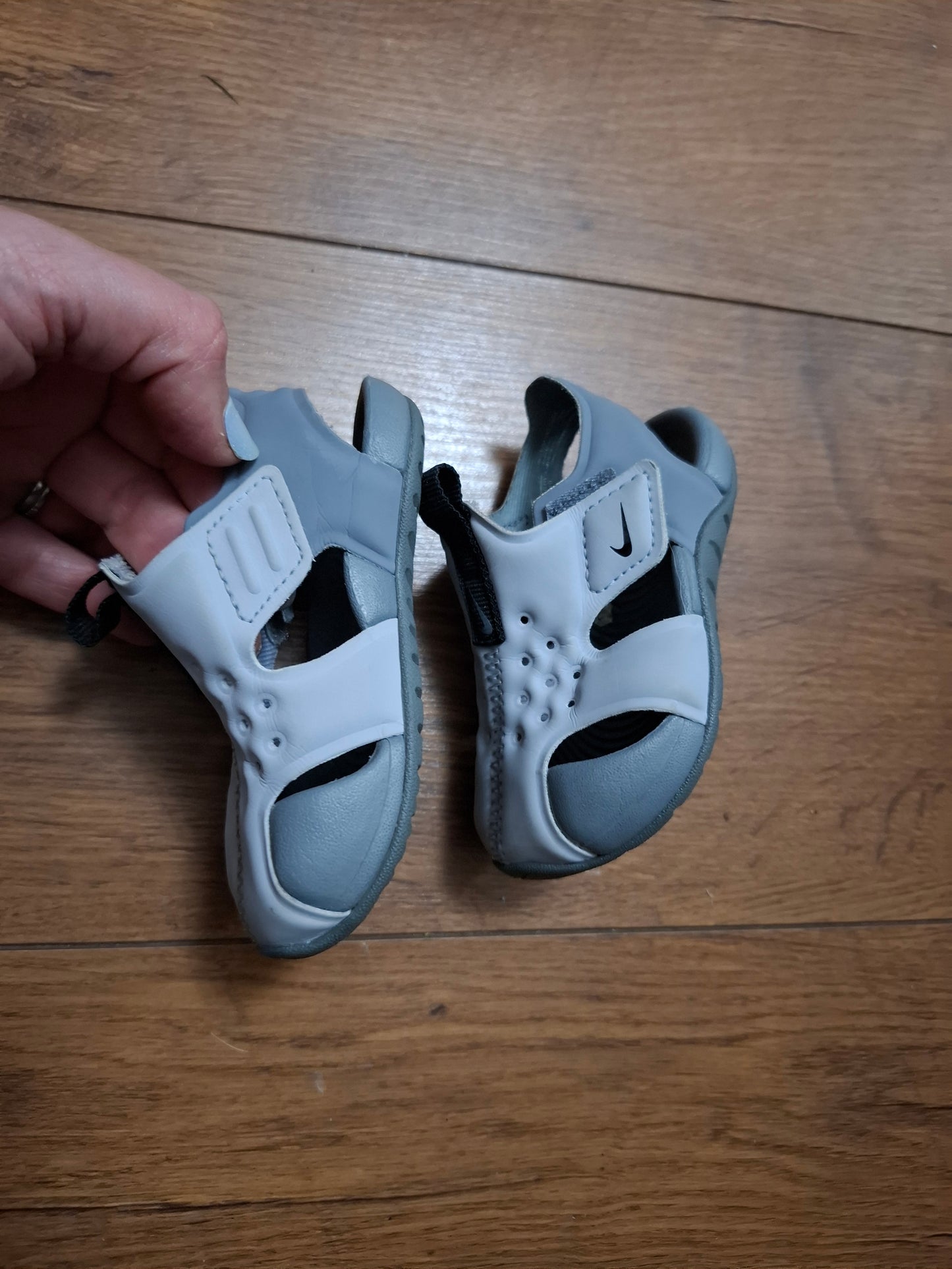 Size 3.5: Nike Sunray protect Kids Water Resistant Sandals