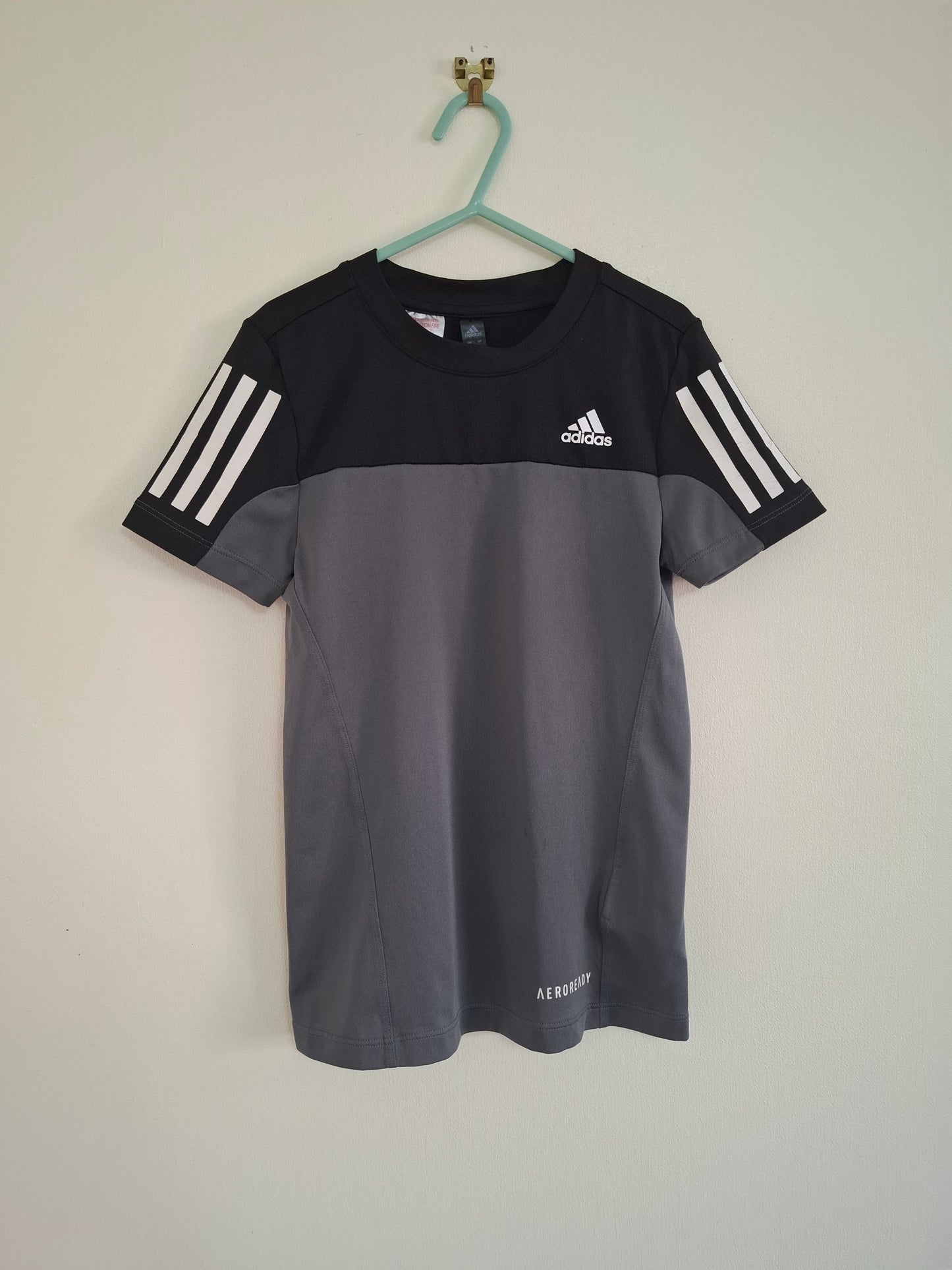 9-10y: Adidas Aeroready Tshirt