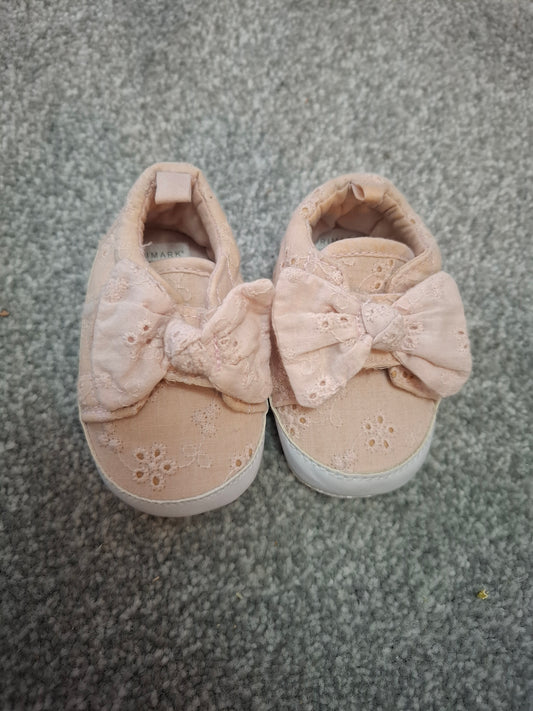 6-9m: Pretty Lace Look Canvas Shoes