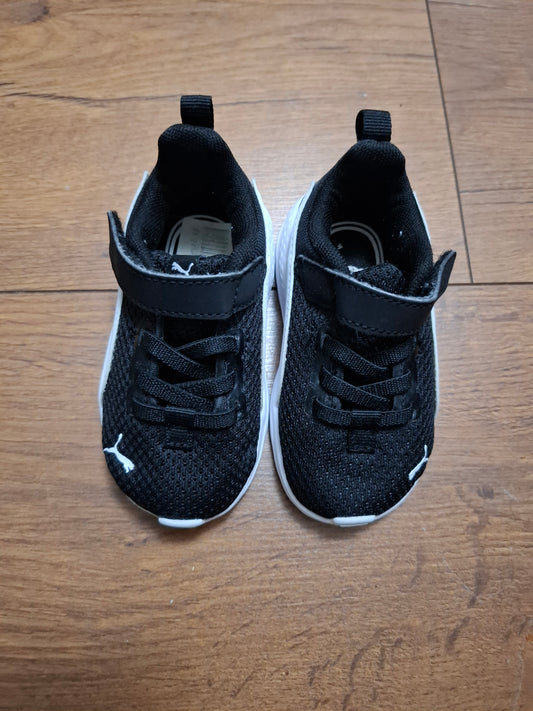 Size 4: As New Puma Anzarun Lite Trainers