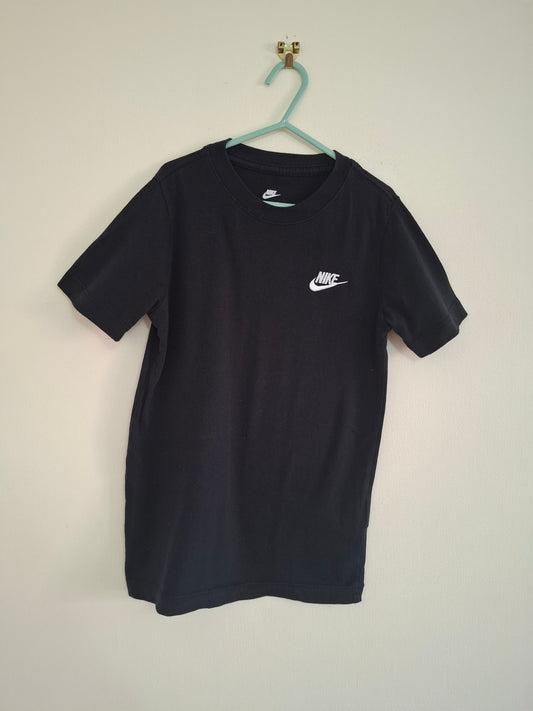 Small: Nike T-shirt (8-10y)