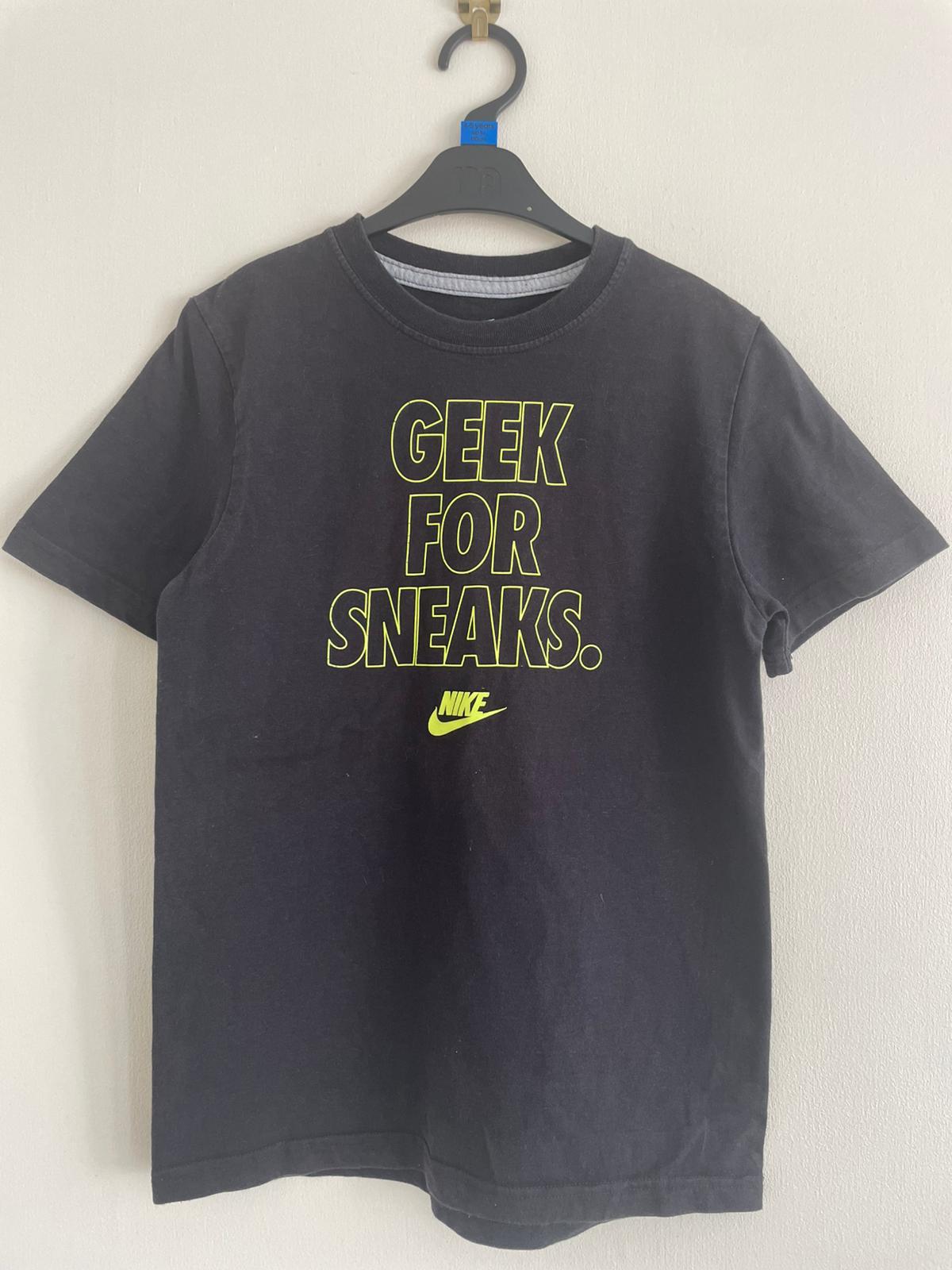 M: Nike "Geek for Sneaks" T-shirt  (10-12y)