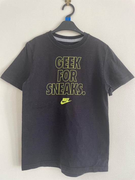 M: Nike "Geek for Sneaks" T-shirt  (10-12y)