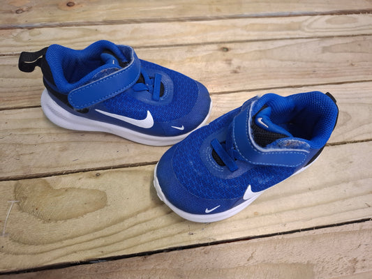 Size 5.5: Nike Revolution 7 Trainers