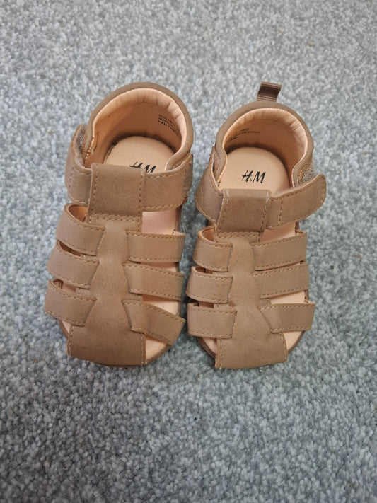 Size 3.5-4: Tan Velcro Sandals